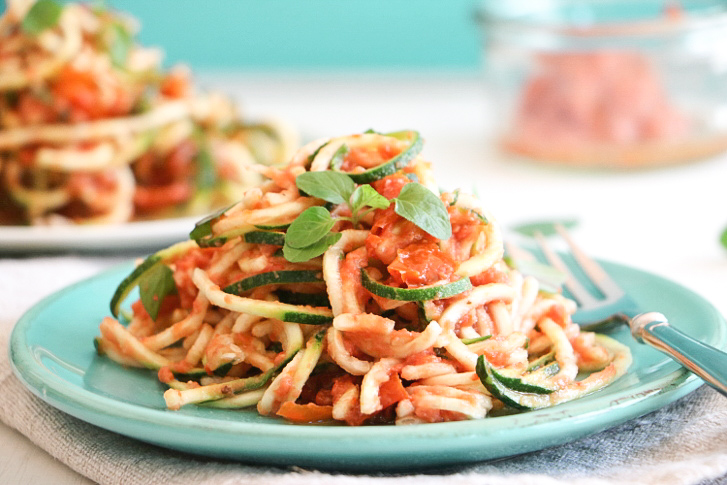 zucchini spaghetti with tomato sauce