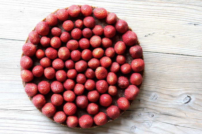 raw strawberry cake